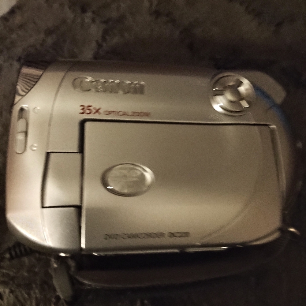 Canon Silver Camcorder with 35x Optical Zoom OBO Tested Works.
